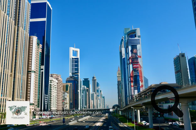 Ce secteur est un immense quartier d'affaires, pensé pour rivaliser avec des places financières comme Manhattan. À terme, il comptera plus de 230 immeubles et gratte-ciel, mêlant bureaux, résidences et hôtels de luxe. Business Bay fait partie d'un projet colossal imaginé par Son Altesse Sheikh Mohammed bin Rashid Al Maktoum.