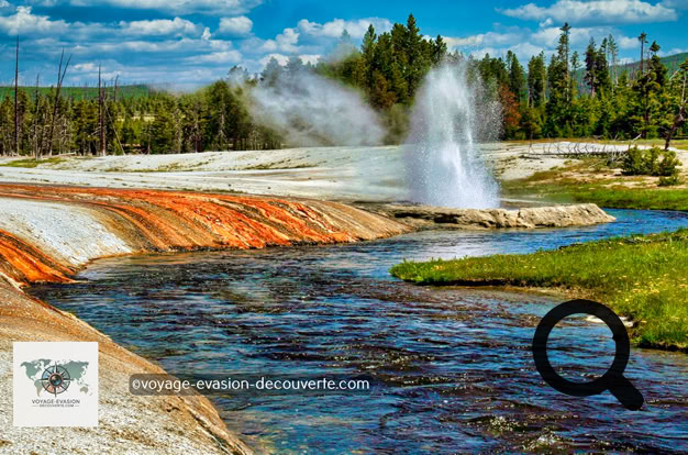 Cette partie du parc, regroupe des sources d’eaux chaudes et de geysers. Nommé ainsi pour son sable noir en obsidienne, ce bassin d’eau chaude a une température de 93 °C.  L'obsidienne, qui est une roche volcanique vitreuse et riche en silice, se forme lorsque la lave se refroidit trop rapidement et devient la matière première naturelle du verre. Ce sable d'obsidienne rare couvre une grande partie du bassin de sable noir. 