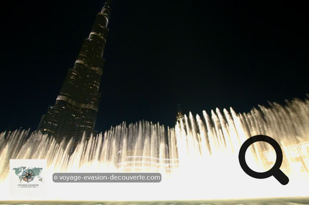 Les jets d'eau s'élèvent, d'abord doucement, puis de plus en plus haut, jusqu'à atteindre des hauteurs vertigineuses — parfois plus de 150 mètres. Les faisceaux lumineux colorent l'eau, les mouvements suivent le rythme de la musique, tantôt classique, tantôt moderne, tantôt orientale.