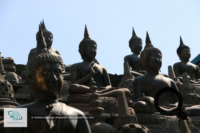 Le temple Gangaramaya est l'un des temples les plus importants de Colombo, étant un mélange d'architecture moderne et d'essence culturelle. Ce temple bouddhiste, qui a été achevé à la fin du XIXe siècle, comprend plusieurs bâtiments imposants et est situé non loin des eaux calmes du lac Beira sur un lieu qui était à l'origine un petit ermitage sur un terrain marécageux.