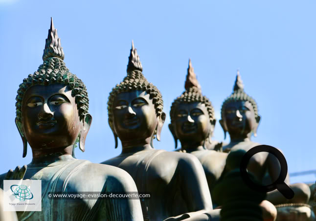 Le temple Gangaramaya est l'un des temples les plus importants de Colombo, étant un mélange d'architecture moderne et d'essence culturelle. Ce temple bouddhiste, qui a été achevé à la fin du XIXe siècle, comprend plusieurs bâtiments imposants et est situé non loin des eaux calmes du lac Beira sur un lieu qui était à l'origine un petit ermitage sur un terrain marécageux.