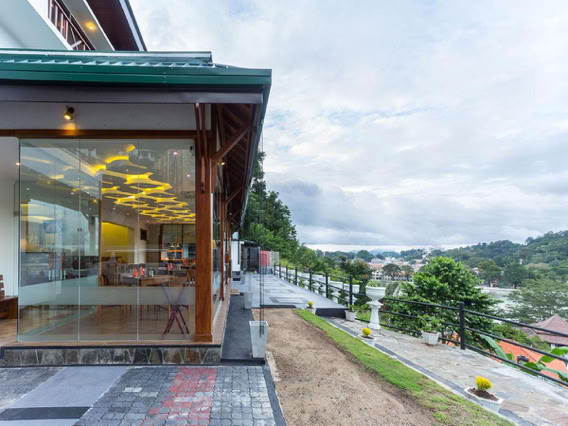 Il se trouve sur une colline qui domine la ville La vue est splendide sur le lac, et le fait  qu’il soit reculé du centre est une bonne comme une mauvaise chose.  Du lac à l'hôtel, il y a une belle montée par une route en lacets sur 800m environ. Prévoir  un tuk-tuk ou un taxi si vous avez des difficultés pour marcher. 