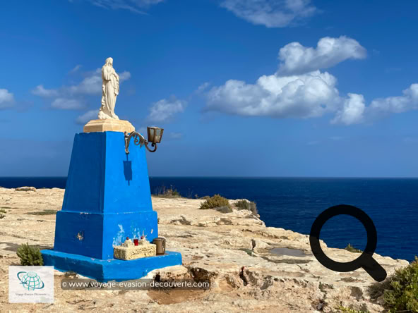 Nous décidons de partir vers la côte Est de l'île et d'aller découvrir la péninsule d'Aħrax où se trouve une petite chapelle dédiée à l'Immaculée Conception et qui se dresse juste au bord d'une falaise de 25 m de hauteur. Juste à coté, la statue de la madone d'Aħrax domine les falaises et la Méditerranée. La vue est superbe.