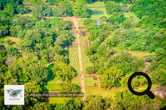 Depuis le parking, votre visite commence par la traversée de trois remparts et deux douves, autrefois remplies de crocodiles. Vous passez ensuite par les jardins de la fontaine, puis les bassins, avant de rejoindre les jardins de rochers.