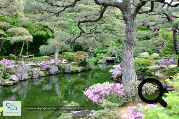 Superbe temple traditionnel en rouge et blanc avec des toits verts, il reflète le style et les caractéristiques du palais impérial de Kyōto, c'est-à-dire le style des XIe et XIIe siècles. Son jardin dans le style de l'ère Meiji, est divisé en quatre parties, chacune orientée vers les quatre directions cardinales. Il occupe environ la moitié de la superficie du site.  Le jardin est magnifique, avec ses perspectives tour à tour dévoilées puis cachées, La vue évolue à chaque pas. Avant de finir la visite, nous passons devant le jardin sec. C’est un jardin aux pierres sélectionnées avec soin, et déposées au cœur d’une étendue de sable immaculé et ratissé, qui invite les visiteurs à la méditation.
