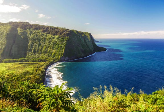 L'un des archipels les plus isolées au monde, les 8 îles d'Hawaï, offrent une diversité et un patrimoine naturel incroyables. D'une culture ancestrale et mystérieuse, en passant par  de longues plages de rêve, sans oublier ses volcans actifs et leurs rivières de lave, ce 50ème américain vous réserverons un séjour de rêve, idéal pour des vacances inoubliables. Un vrai ravissement pour les amoureux des grands espaces...