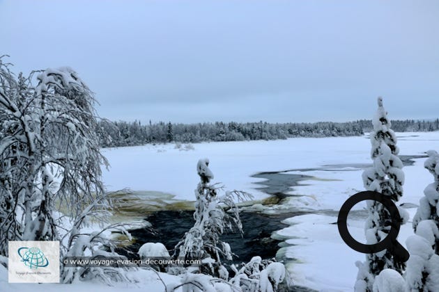 Ce matin nous partons à la découverte de l'île de Potkäsaari. Les contrâtes créés par la nature, entre la neige, l'eau sombre, les rochers nus et la glace, sont saisissants. Les rapides d'Aijäkoski sont tellement puissants que l'eau reste libre malgré le froid alors que le reste de la rivière, beaucoup plus calme et paisible, est figée par le gel depuis longtemps.