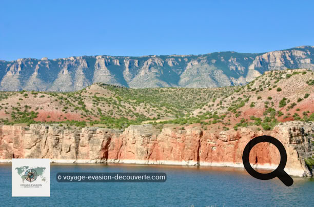Bighorn Canyon est une terre que le temps a oubliée. Les forces géologiques ont déformé des couches de roche jadis nivelées  en immenses murs, créant des falaises spectaculaires de 300 mètres de haut qui se dressent sur le lac Bighorn.