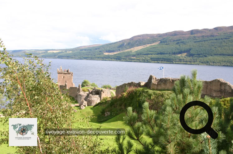 Fondé à l'emplacement d'une forteresse du haut Moyen Âge, le château d'Urquhart est édifié du XIIIe au XVIe siècle. Il est abandonné dès le milieu du XVIIe siècle, puis partiellement détruit en 1692 pour éviter son utilisation par les forces jacobites. Ce qu'il reste du château commence alors à tomber en ruines.