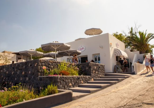 Si vous voulez prendre un bon petit déjeuner, boire un excellent café ou encore un jus  d’orange frais, une glace ou de succulents gâteaux n’hésitez pas à vous arrêtez au café pâtisserie Confetti Dessert Boutique.  L’endroit est superbe, l’accueil souriant et chaleureux, et c’est un vrai régal.  