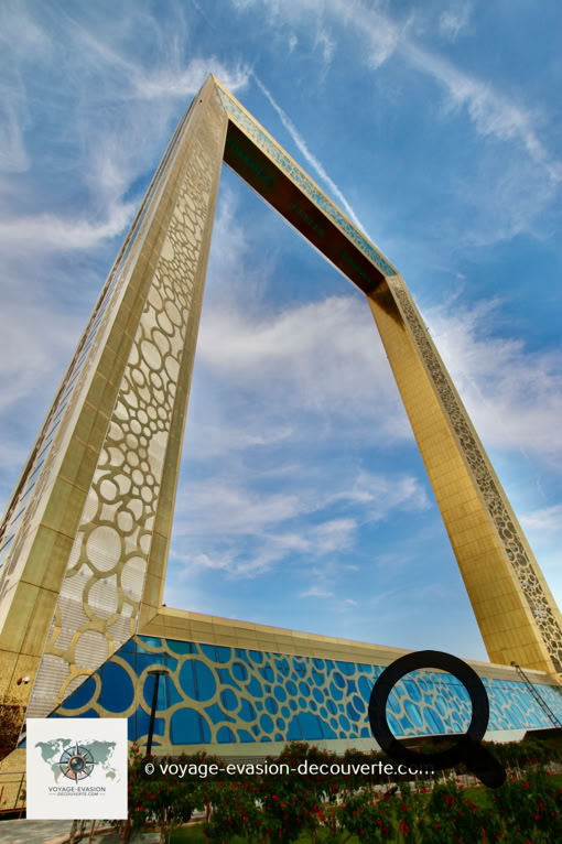 Le concept est aussi simple qu'ingénieux : un immense cadre doré, haut de 150 mètres et large de 93 mètres, posé au cœur du Zabeel Park, qui encadre littéralement la ville. D'un côté, on observe le Dubaï historique — Deira, Bur Dubaï, les vieux quartiers. De l'autre, on découvre le Dubaï moderne, ses gratte-ciel, ses autoroutes et ses tours futuristes.