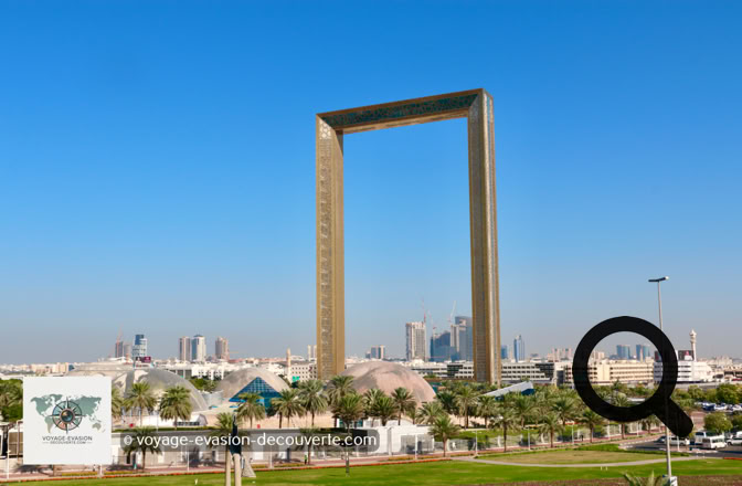 Le concept est aussi simple qu'ingénieux : un immense cadre doré, haut de 150 mètres et large de 93 mètres, posé au cœur du Zabeel Park, qui encadre littéralement la ville. D'un côté, on observe le Dubaï historique — Deira, Bur Dubaï, les vieux quartiers. De l'autre, on découvre le Dubaï moderne, ses gratte-ciel, ses autoroutes et ses tours futuristes.