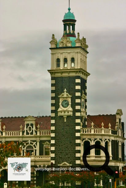 C’est une ville très dynamique car elle foisonne d'étudiants venant de l'université d'Otago, la plus vieille université de Nouvelle-Zélande et la deuxième université de l'île du Sud, après celle de Christchurch. Son centre-ville comporte de nombreux magasins et restaurants qui longent George Street, l'artère principale. 