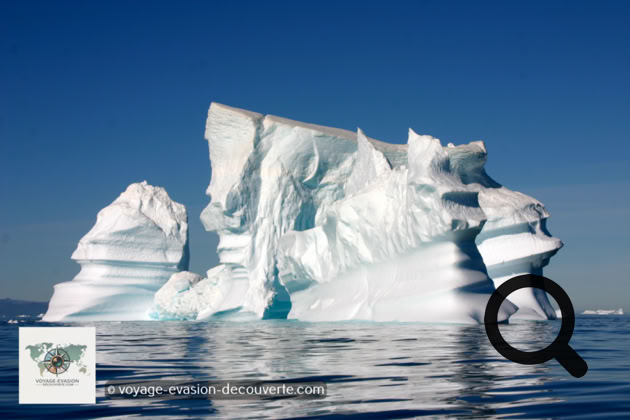 Pour notre dernière journée de navigation, nous retournons à notre point de départ, la ville d’Aasiaat. Nos derniers icebergs nous saluaient comme pour nous dire adieu. Le soleil bas de l’Arctique éclairait ces étranges formations de glace nous dévoilant de superbes sculptures flottantes.