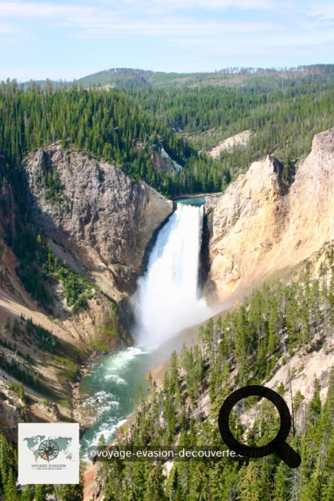 Vieille de 590 000 ans, la Lower Yellowstone Falls est la plus grande chute d’eau des montagnes Rocheuses des États-Unis. 