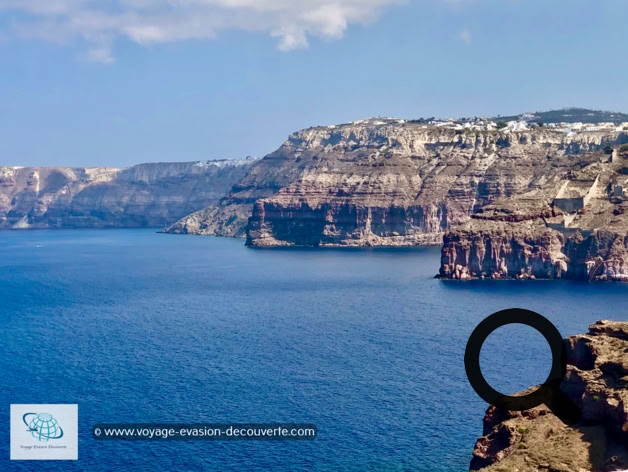 Santorin est sans nul doute la perle des Cyclades et l’île mythique incontournable de la Mer Égée. Célèbre pour ses hautes falaises aux vues spectaculaires, ses maisons blanches, sa caldeira, son volcan actif et son excellent vin blanc, cette île grecque est surtout connue pour les splendides villages de Fira et d’Oia.
