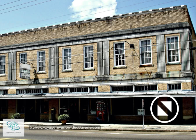 C’est vraiment une charmante petite ville aux bâtiments rétros des années 50. Arrêt pout un petit café et quelques photos dans cette authentique ville à l’architecture typiquement américaine.