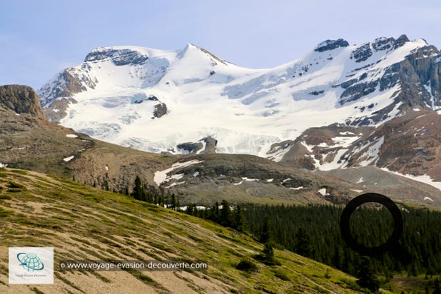 Le parc national de Jasper est le plus grand des parcs nationaux canadiens, des Rocheuses canadiennes.  Il couvre 10 878 km². Il abrite les grands glaciers du champ de glace Columbia, des sources chaudes, des lacs  et des chutes d'eau.