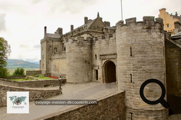 Le château est l'un des plus grands et des plus importants châteaux d'Écosse, et même d'Europe occidentale, tant du point de vue historique qu'architectural. La plupart des bâtiments principaux du château datent des XVe et XVIe siècles, bien que quelques édifices du XIVe siècle aient été conservés. 