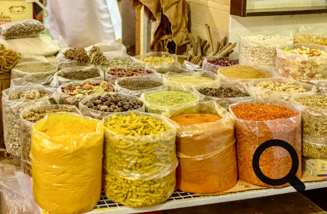 Là, l’ambiance change complètement : les pêcheurs s'affairent au marché, déposant leurs prises encore brillantes, tandis que les ruelles étroites s'entrecroisent comme un véritable labyrinthe. Dès l'entrée du souk, les parfums d'encens, d'épices et de textiles imprégnés d'arômes orientaux nous enveloppent.