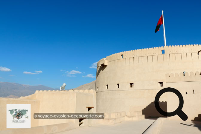Construit dans les années 1650 par l'imam Sultan bin Saif Al Ya'rubi, le fort de Nizwa est l'un des monuments les plus emblématiques du Sultanat d'Oman. Sa structure originelle remonterait cependant au XIIᵉ siècle, ce qui en fait un témoin précieux de l'histoire longue et mouvementée de la région. Aujourd'hui, c'est d'ailleurs le site patrimonial le plus visité du pays.