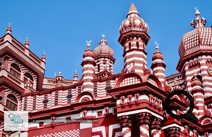 Construite en 1908, la mosquée est l'une des plus anciennes mosquées de Colombo et se situe dans le quartier de Pettah.  Le  bâtiment, de deux étages avec sa tour de l'horloge et ses minarets, le tout à rayures rouges et blanches est très original et très reconnaissable avec son style hybride. Il tire des éléments de l'architecture indigène indo-islamique et indienne, avec un mélange de renouveau gothique et de néo-classique. Une très belle réussite ! 