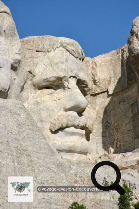 J’avais toujours voulu voir de mes yeux ce fascinant monument sculpté dans la roche qui retrace 150 ans de l’histoire des États Unis. .   Il s’agit d'un mémorial national américain représentant une sculpture monumentale de granite réalisée entre 1927 et 1941. Les sculptures de Gutzon Borglum, hautes de dix-huit mètres, représentent quatre des présidents les plus marquants de l'histoire américaine des années 1770 aux années 1900.