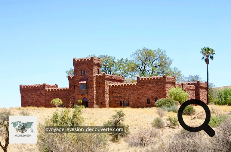 C’est un bâtiment ressemblant à une forteresse médiévale situé dans les collines du Namib, une région semi-aride. Il a été construit par le      “ Baron “ Capitaine Hansheinrich von Wolf. La construction commença en 1908 et la plupart des matériaux furent importés d'Allemagne. Les matériaux arrivaient par Lüderitz, et les tailleurs de pierres furent embauchés en Italie, en Suède et en Irlande.  