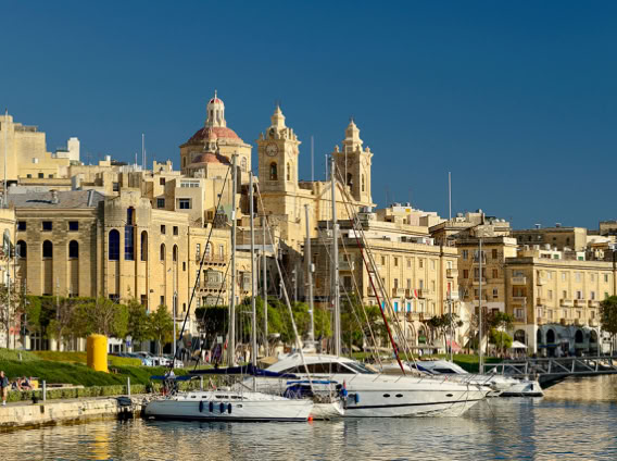 Posée face au front de mer, cette église fut édifiée au XVIᵉ siècle. La première construction, datant de 1584, est agrandie en 1637-1638, et ce n'est qu'en 1732 qu'elle est enfin consacrée. En 1828, le pape Pie VII lui accorde le statut collégial.