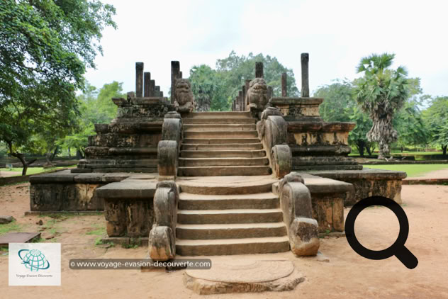 C'est une très élégante construction entourée de frises sur 3 niveaux. À l'entrée de l'escalier, une belle pierre de lune entièrement sculptée vous accueille tandis que 2 lions chinois vous attendent au sommet des marches. Le roi se tenait au  bout de la salle entouré de ses ministres. Au-dessus de lui, un toit en tuiles était soutenu par de superbes piliers sculptés.