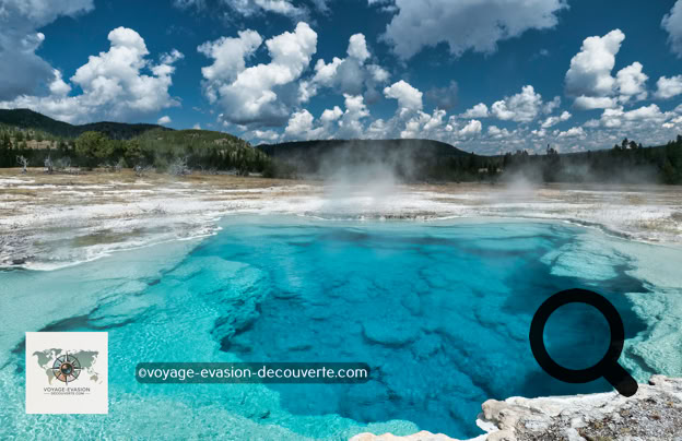 Cette partie du parc, regroupe des sources d’eaux chaudes et de geysers. Nommé ainsi pour son sable noir en obsidienne, ce bassin d’eau chaude a une température de 93 °C.  L'obsidienne, qui est une roche volcanique vitreuse et riche en silice, se forme lorsque la lave se refroidit trop rapidement et devient la matière première naturelle du verre. Ce sable d'obsidienne rare couvre une grande partie du bassin de sable noir. 