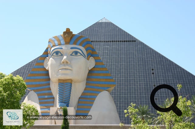 Construit sur le thème de l'Égypte antique, l'hôtel casino doit son nom à la ville de Luxor.  La partie principale est une pyramide de 106 mètres de haut et l'entrée se fait à travers  une immense reproduction du Sphinx de Gizeh. Le décor comporte d'autres éléments  rappelant l'Égypte, notamment des obélisques et des statues de dieux.  
