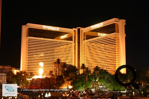 Cet hôtel casino est moins impressionnant que les autres par son architecture mais avec  ses quelques mille palmiers d’une vingtaine de mètres de haut et un volcan artificiel  entrant en éruption régulièrement font le décor (spectacle gratuit).  
