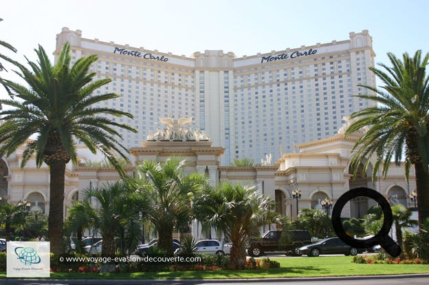 Inspiré de Monte-Carlo, une importante fontaine est placée devant une très grande  porte-cochère.  L'hôtel est de couleur blanc et or pour rappeler que Monte Carlo est une ville luxueuse. 