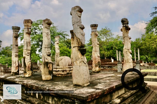 Contrairement aux piliers droits caractéristiques des autres structures de Polonnaruwa, ce dagoba, d'un style très particulier possède d'extraordinaires colonnes richement décorées. Il représente une période "baroque" ou "rococo" dans l'art cinghalais où le style austère cède la place à une ornementation lourde. Lata Mandapa, qui signifie "fleur de Lotus" a été construit par le roi Nissanka Malla au 12ème siècle.