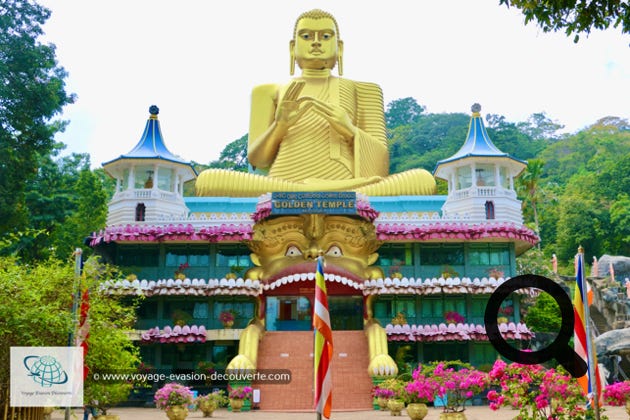 Il y a tout d’abord un temple plus moderne un peu kitch comportant une immense statue dorée de Bouddha en position assise de 30 mètres de haut. Celui-ci est en accès libre, il n’y a rien de spécial à voir si ce n’est le bâtiment lourdement décoré, la statue et les jardins. Il y a aussi un musée consacré au Bouddhisme mais nous ne l’avons pas visité.