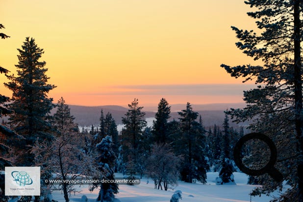 Dernier jour en Laponie, aujourd'hui il fait super beau. Le ciel est complètement dégagé et nous assistons, vers 10h, à un majestueux lever de soleil qui se terminera par un magnifique coucher de soleil. Eh oui ! N'oubliez pas que vers mi-janvier les journées ne durent que 4h. Admirer le soleil se lever et se coucher en l’espace de quatre heures est une expérience assez extraordinaire.