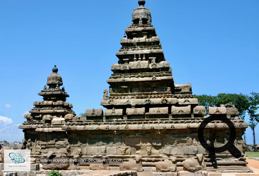 Il y a aussi à voir le temple du Rivage. Construit de 700 à 728, doit son nom au fait qu'il a été construit au bord de la mer, sur un promontoire s'avançant dans le golfe du Bengale. 