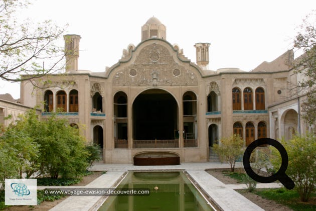 C’est une maison historique célèbre de Kashan dessinée par l'architecte Ustad Ali Maryam. Cette splendide maison, a été construite en 1857, avec trois badgirs (tours à vent) hautes de 40 mètres qui aident à rafraîchir la maison les jours de chaleur. C’est un élément traditionnel d’architecture Perse utilisé depuis des siècles pour créer une ventilation naturelle dans les bâtiments.