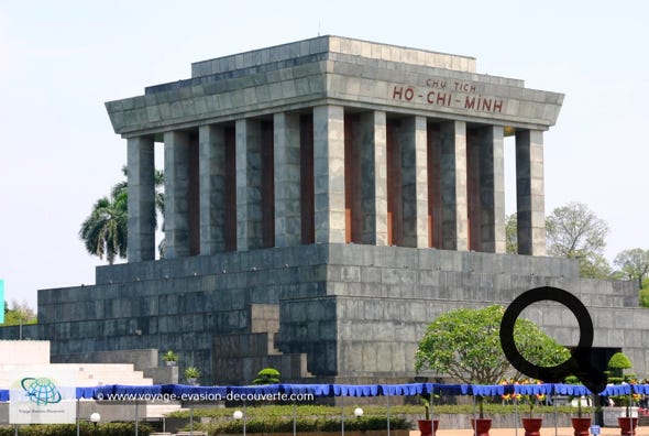 Tranquillement, nous avons pris la direction de la place Ba Dinh pour aller visiter le Mausolée  de Hô Chi Minh. Le corps de Hô Chi Minh y est préservé dans le froid, sous un sarcophage de  verre éclairé par des lumières tamisées. 
