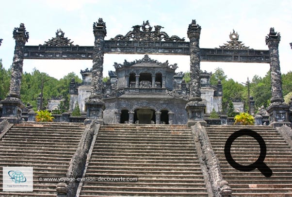 Le mausolée de Khải Định, lieu de sépulture de l'avant-dernier empereur du Viêt Nam, Khải Định qui régna de 1916 à 1925.  Je l’ai trouvé magnifique… Même si il a été construit tout en béton.