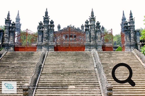 Le mausolée de Khải Định, lieu de sépulture de l'avant-dernier empereur du Viêt Nam, Khải Định qui régna de 1916 à 1925.  Je l’ai trouvé magnifique… Même si il a été construit tout en béton.