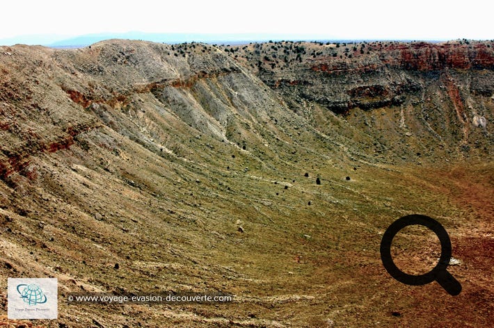 C’est un cratère d'impact. Il mesure entre 1 200 et 1 400 m de diamètre avec une profondeur de 190 m. Il est apparu, il y a 50 000 ans, à la suite de l’impact d’une météorite d’environ 45 m de diamètre et d’une masse de 300 000 tonnes, composée de fer et de nickel. 