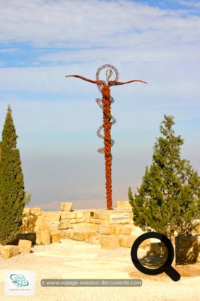 Situé à l’Ouest de Amman, à une quarantaine de kilomètres, c’est un sommet de 817 mètres d’altitude. Le site actuel qui se visite est le ras Siyagha, qui se traduit de l'araméen d'origine par  “colline du monastère“.  