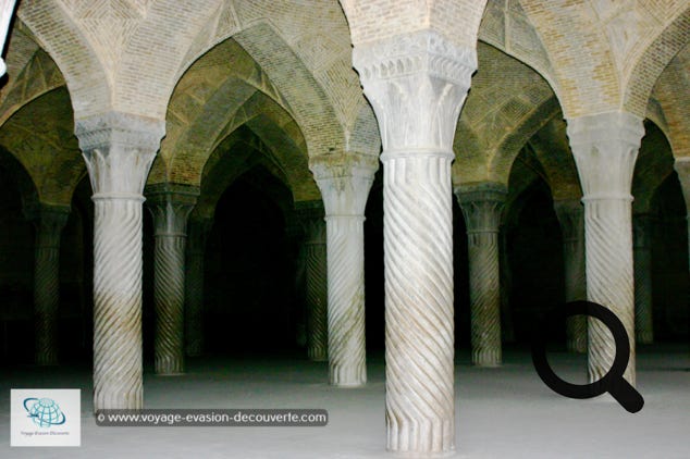 Cette mosquée a été construite entre 1751 et 1773 pendant la Dynastie Zand et a été restaurée au XIXe siècle, lors de la Dynastie Kadjar. Il n'a que deux iwans au lieu des quatre habituels, sur les côtés Nord et Sud d'une grande cour ouverte. Les iwans et la cour sont décorés avec des céramiques typiques de Shiraz appelées haft rangi, caractéristiques de l'art et de l'industrie de Shiraz au cours de la deuxième moitié du XVIIIe siècle.