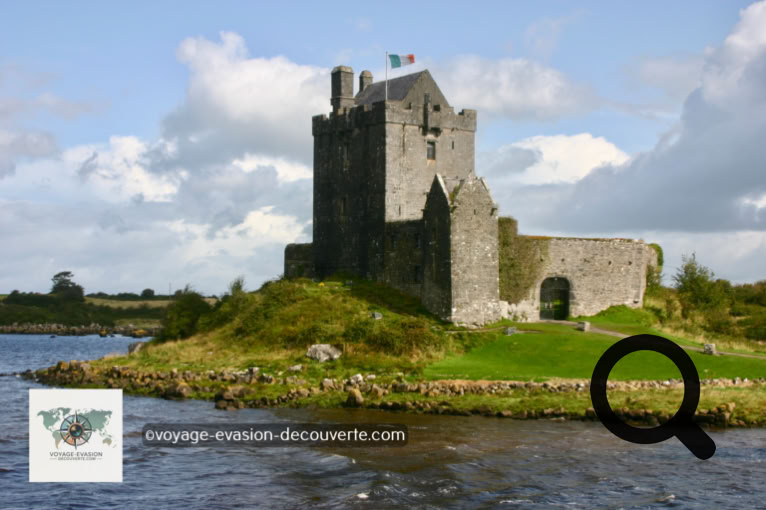 Le château de Dunguaire est un château construit en 1520 au bord de la baie de Galway. Bien que l'on s'y réfère comme à un château, il n'en est pas un à proprement parler mais il représente plutôt un exemple  typique de ces tours construites au XVIe siècle à la mode et servant de résidences fortifiées à la noblesse et aux grands fermiers de l'époque.