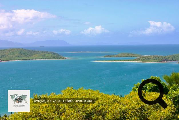 Il faut aussi monter sur la colline Ouen Toro pour admirer La grande Terre. Située à l'extrême Sud de la péninsule de Nouméa. Elle culmine à 128 mètres et s'étend sur 63 hectares. Sur son domaine s'étend un parc naturel, le "Parc municipal du Ouen Toro - Albert Etuvé et Lucien Audet“.