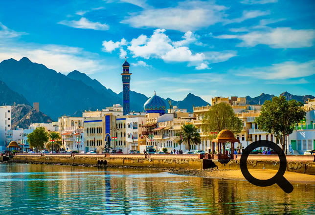 Pour notre première découverte de Mascate, nous avons pris la direction du quartier coloré du port de Muttrah. Là, l'ambiance est unique.