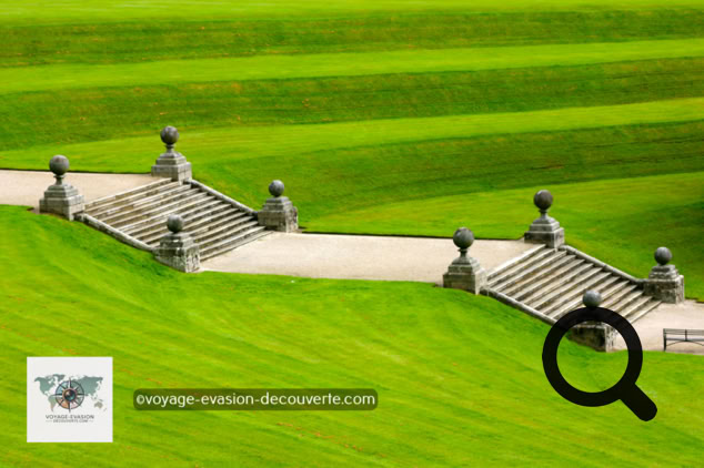 Cette petite ville abrite la superbe propriété Powerscourt, c’est une vaste propriété de campagne composée d'une demeure de style palladien et de jardins occupant 19 hectares. La demeure, à l'origine château du XIIIe siècle, a été en grande partie modifiée entre 1731 et 1741.