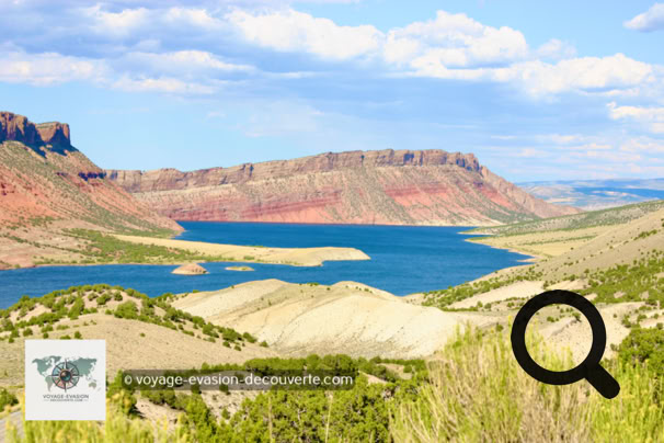 Ce parc protège une zone de 840 km² entre le Nord de l'Utah et le Sud du Wyoming comprenant le Flaming Gorge  Reservoir, une étendue d'eau créée en 1964 par la construction du barrage de Flaming Gorge sur la Green River.  L'étendue d'eau ainsi créée, de 170 km² s'étend sur 146 km de long !